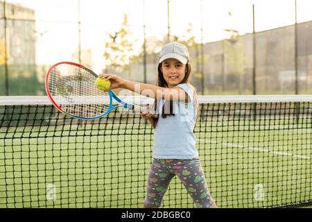 Porträt eines niedlichen kleinen Mädchen spielen Tennis Stockfoto