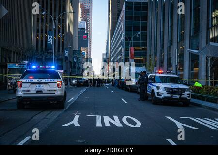 Ein NYPD-Beamter war in einen Unfall verwickelt, als die Polizei versuchte, den Verdächtigen für einen ausstehenden Haftbefehl in New York City, NY, am 16. November 2020 in Gewahrsam zu nehmen. Sie versuchten, die Person aus seinem Fahrzeug zu entfernen, als er sich weigerte, trat auf das Gas und schlug einen Offizier auf der 45th Street und 8th Avenue in Midtown Manhattan. Der Verdächtige stürzte sein Fahrzeug ein paar Blocks entfernt in der 50th Street an der 6th Avenue ab und floh in die U-Bahn. Der Beamte erlitt nicht lebensbedrohliche Verletzungen und wurde in das Bellevue Krankenhaus gebracht. (Foto von Steve Sanchez/Sipa USA). Stockfoto