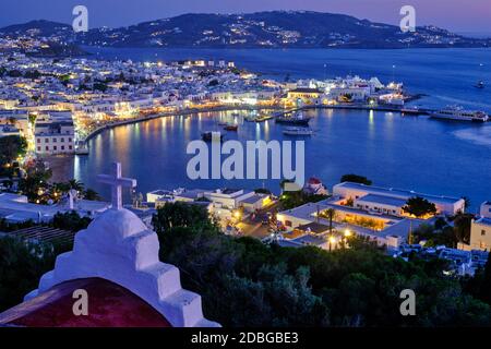 Mykonos Chora Stadt Griechische Touristen Urlaubsziel mit berühmten Windmühlen Hafen mit Booten Yachten beleuchtet in Abend blaue Stunde mit St. B Stockfoto