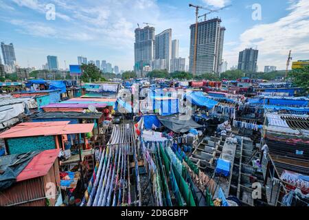 Blick auf Dhobi Ghat (Mahalaxmi Dhobi Ghat) ist der weltweit größte Open-Air-Waschsalon (lavoir) in Mumbai, Indien mit Wäschestauken an Seilen. Jetzt einer von Zeichen Stockfoto