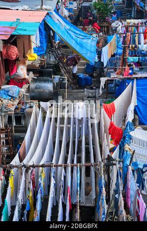 Blick auf Dhobi Ghat (Mahalaxmi Dhobi Ghat) ist der weltweit größte Open-Air-Waschsalon (lavoir) in Mumbai, Indien mit Wäschestauken an Seilen. Jetzt einer von Zeichen Stockfoto