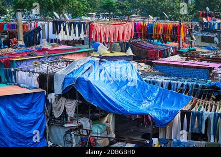 Blick auf Dhobi Ghat (Mahalaxmi Dhobi Ghat) ist der weltweit größte Open-Air-Waschsalon (lavoir) in Mumbai, Indien mit Wäschestauken an Seilen. Jetzt einer von Zeichen Stockfoto