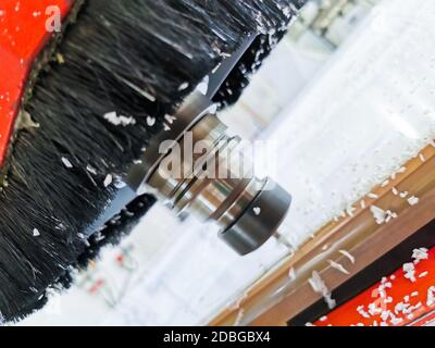 Ansicht einer CNC-Maschine, die in einer Kunststofffabrik eine Polyethylenplatte durchschneidet. Stockfoto