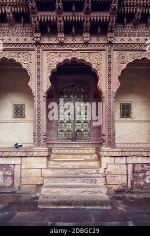 Bogentor in Mehrangarh Fort Beispiel der Rajput Architektur. Jodhpur, Rajasthan, Indien Stockfoto