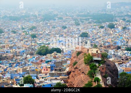 Luftaufnahme von Jodhpur, auch bekannt als Blue City aufgrund der lebhaften blau-bemalten Brahmanen Häuser rund um Mehrangarh Fort. Jodphur, Rajasthan Stockfoto