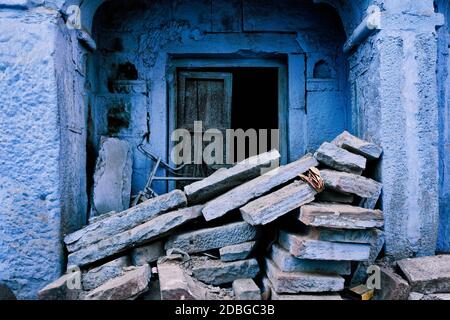 Blaue Hausfassade in den Straßen von Jodhpur, auch bekannt als "Blue City" aufgrund der lebendigen blau-gemalten Brahmanen Häuser, Jodhpur, Rajasthan, Indien Stockfoto