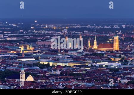 Nacht-Luftbild von München vom Olympiaturm (Olympiaturm). München, Bayern, Deutschland Stockfoto