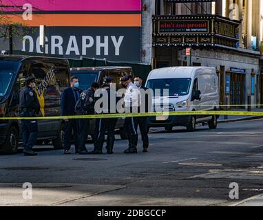 Ein NYPD-Beamter war in einen Unfall verwickelt, als die Polizei versuchte, den Verdächtigen für einen ausstehenden Haftbefehl in New York City, NY, am 16. November 2020 in Gewahrsam zu nehmen. Sie versuchten, die Person aus seinem Fahrzeug zu entfernen, als er sich weigerte, trat auf das Gas und schlug einen Offizier auf der 45th Street und 8th Avenue in Midtown Manhattan. Der Verdächtige stürzte sein Fahrzeug ein paar Blocks entfernt in der 50th Street an der 6th Avenue ab und floh in die U-Bahn. Der Beamte erlitt nicht lebensbedrohliche Verletzungen und wurde in das Bellevue Krankenhaus gebracht. (Foto von Steve Sanchez/Sipa USA). Stockfoto