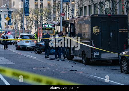 Ein NYPD-Beamter war in einen Unfall verwickelt, als die Polizei versuchte, den Verdächtigen für einen ausstehenden Haftbefehl in New York City, NY, am 16. November 2020 in Gewahrsam zu nehmen. Sie versuchten, die Person aus seinem Fahrzeug zu entfernen, als er sich weigerte, trat auf das Gas und schlug einen Offizier auf der 45th Street und 8th Avenue in Midtown Manhattan. Der Verdächtige stürzte sein Fahrzeug ein paar Blocks entfernt in der 50th Street an der 6th Avenue ab und floh in die U-Bahn. Der Beamte erlitt nicht lebensbedrohliche Verletzungen und wurde in das Bellevue Krankenhaus gebracht. (Foto von Steve Sanchez/Sipa USA). Stockfoto