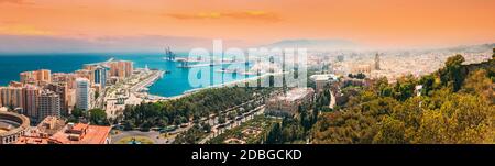 Malaga, Spanien. Panorama Stadtbild Erhöhte Ansicht Von Malaga Im Sonnigen Sommerabend. Veränderter Sonnenuntergang Himmel Stockfoto