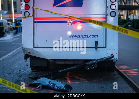 Ein NYPD-Beamter war in einen Unfall verwickelt, als die Polizei versuchte, den Verdächtigen für einen ausstehenden Haftbefehl in New York City, NY, am 16. November 2020 in Gewahrsam zu nehmen. Sie versuchten, die Person aus seinem Fahrzeug zu entfernen, als er sich weigerte, trat auf das Gas und schlug einen Offizier auf der 45th Street und 8th Avenue in Midtown Manhattan. Der Verdächtige stürzte sein Fahrzeug ein paar Blocks entfernt in der 50th Street an der 6th Avenue ab und floh in die U-Bahn. Der Beamte erlitt nicht lebensbedrohliche Verletzungen und wurde in das Bellevue Krankenhaus gebracht. (Foto von Steve Sanchez/Sipa USA). Stockfoto