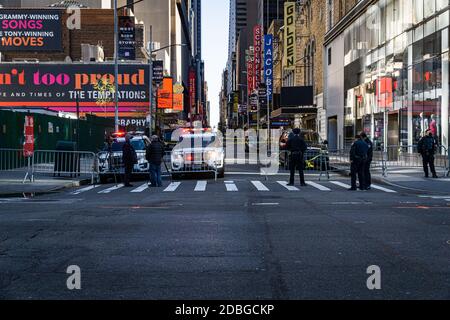 Ein NYPD-Beamter war in einen Unfall verwickelt, als die Polizei versuchte, den Verdächtigen für einen ausstehenden Haftbefehl in New York City, NY, am 16. November 2020 in Gewahrsam zu nehmen. Sie versuchten, die Person aus seinem Fahrzeug zu entfernen, als er sich weigerte, trat auf das Gas und schlug einen Offizier auf der 45th Street und 8th Avenue in Midtown Manhattan. Der Verdächtige stürzte sein Fahrzeug ein paar Blocks entfernt in der 50th Street an der 6th Avenue ab und floh in die U-Bahn. Der Beamte erlitt nicht lebensbedrohliche Verletzungen und wurde in das Bellevue Krankenhaus gebracht. (Foto von Steve Sanchez/Sipa USA). Stockfoto