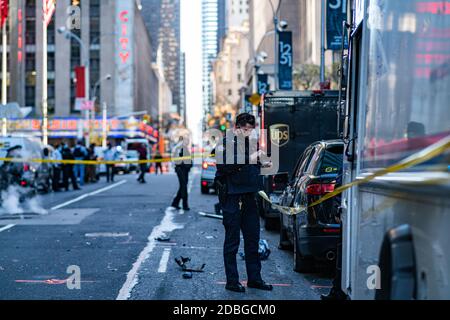 Ein NYPD-Beamter war in einen Unfall verwickelt, als die Polizei versuchte, den Verdächtigen für einen ausstehenden Haftbefehl in New York City, NY, am 16. November 2020 in Gewahrsam zu nehmen. Sie versuchten, die Person aus seinem Fahrzeug zu entfernen, als er sich weigerte, trat auf das Gas und schlug einen Offizier auf der 45th Street und 8th Avenue in Midtown Manhattan. Der Verdächtige stürzte sein Fahrzeug ein paar Blocks entfernt in der 50th Street an der 6th Avenue ab und floh in die U-Bahn. Der Beamte erlitt nicht lebensbedrohliche Verletzungen und wurde in das Bellevue Krankenhaus gebracht. (Foto von Steve Sanchez/Sipa USA). Stockfoto