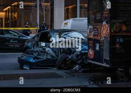 Ein NYPD-Beamter war in einen Unfall verwickelt, als die Polizei versuchte, den Verdächtigen für einen ausstehenden Haftbefehl in New York City, NY, am 16. November 2020 in Gewahrsam zu nehmen. Sie versuchten, die Person aus seinem Fahrzeug zu entfernen, als er sich weigerte, trat auf das Gas und schlug einen Offizier auf der 45th Street und 8th Avenue in Midtown Manhattan. Der Verdächtige stürzte sein Fahrzeug ein paar Blocks entfernt in der 50th Street an der 6th Avenue ab und floh in die U-Bahn. Der Beamte erlitt nicht lebensbedrohliche Verletzungen und wurde in das Bellevue Krankenhaus gebracht. (Foto von Steve Sanchez/Sipa USA). Stockfoto