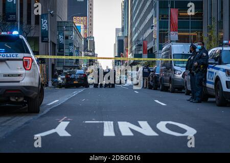 Ein NYPD-Beamter war in einen Unfall verwickelt, als die Polizei versuchte, den Verdächtigen für einen ausstehenden Haftbefehl in New York City, NY, am 16. November 2020 in Gewahrsam zu nehmen. Sie versuchten, die Person aus seinem Fahrzeug zu entfernen, als er sich weigerte, trat auf das Gas und schlug einen Offizier auf der 45th Street und 8th Avenue in Midtown Manhattan. Der Verdächtige stürzte sein Fahrzeug ein paar Blocks entfernt in der 50th Street an der 6th Avenue ab und floh in die U-Bahn. Der Beamte erlitt nicht lebensbedrohliche Verletzungen und wurde in das Bellevue Krankenhaus gebracht. (Foto von Steve Sanchez/Sipa USA). Stockfoto