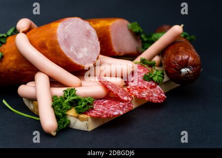 Zusammensetzung der Aufschnitte auf Holzbrett mit verschiedenen Typen Von Käse Stockfoto