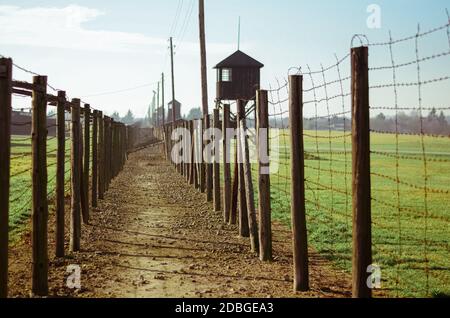 Ein Weg zwischen Stacheldrahtzäunen und einem Wachturm im deutschen Konzentrations- und Vernichtungslager Majdanek. Lublin, Polen Stockfoto