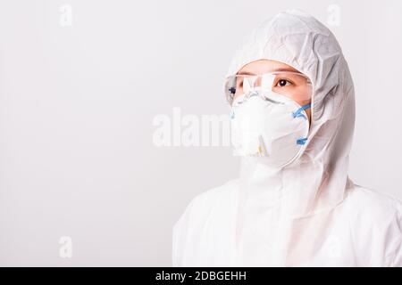 Porträt und Nahaufnahme asiatische Frau Arzt oder Krankenschwester in PSA Uniform und Handschuhe tragen Gesichtsmaske Schutz im Labor halten, Gesundheit medizinische c Stockfoto