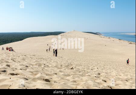 Menschen auf der Düne von Pilat, der höchsten Sanddüne Europas. La Teste-de-Buch, Bucht von Arcachon, Aquitanien, Frankreich Stockfoto