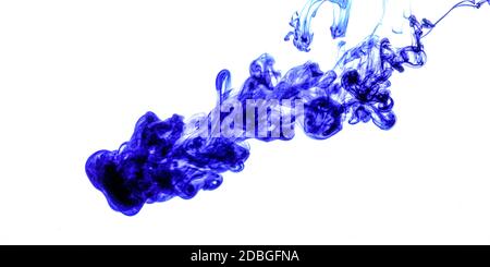 Blaue Tinte in Wasser aus Spritze injiziert, Farbe mischen mit Wasser erstellen abstrakte Formen, Banner mit Platz für Text rechts. Stockfoto