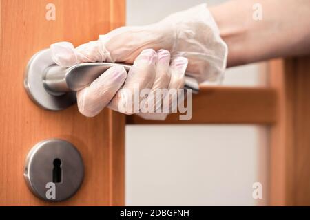 Handgriff aus Metall in Handschuhen - Virenschutz-Konzept. Stockfoto