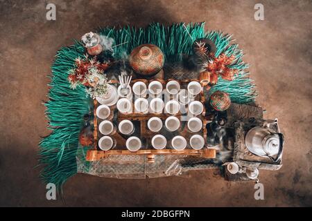 Mit Tassen äthiopischen Kaffee serviert mit aromatischer Essenz. Weihrauch und Myrrhe, die durch eine heiße Kohle entzündet werden, um Rauch zu erzeugen, der irgendeinen wegträgt Stockfoto