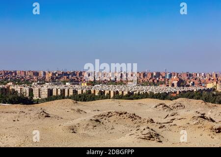 Blick auf die Panorama-Skyline von Kairo von den Pyramiden im Gizeh Plateau, Ägypten Stockfoto