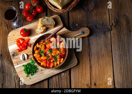 Rustikale Riesenbohnen mit frischer Tomatensauce Stockfoto