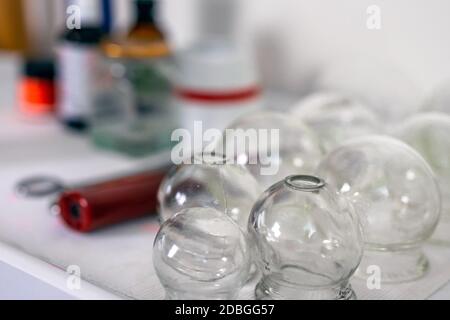 Akupunktur-Glas-Tassen auf dem Tisch mit verblurten Hintergrund. Stockfoto