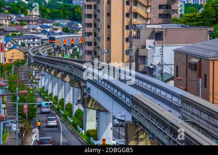 Tama-Einschienenbahn, die ein Wohngebiet führt. Aufnahmeort: Metropolregion Tokio Stockfoto