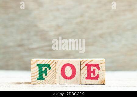 Alphabet Buchstabe in Wort Feind auf Holz Hintergrund Stockfoto