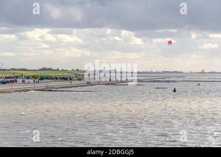 Küstenlandschaft, darunter einige Kitesurfer bei Neuharlingersiel in Ostfriesland Stockfoto