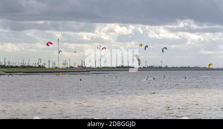 Stürmische Küstenlandschaft, darunter einige Kitesurfer bei Neuharlingersiel in Ostfriesland Stockfoto