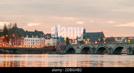 Panoramablick auf die berühmte holländische Sint Servaas Brücke mit Lichter im Stadtzentrum von Maastricht Stockfoto