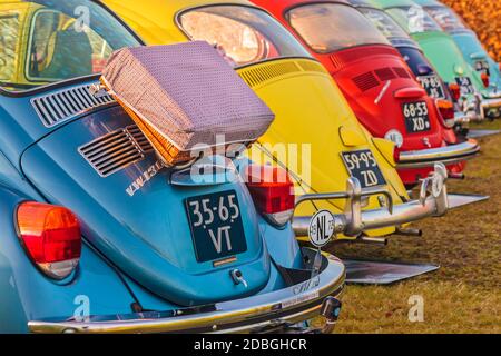 ROSMALEN, NIEDERLANDE - 4. JANUAR 2015: Reihe von alten Volkswagen Käfer aus den siebziger Jahren in Rosmalen, Niederlande Stockfoto