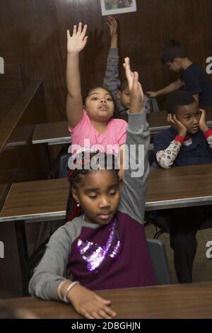 Grundschulkinder nehmen an einer Diskussion in einem Gemeindezentrum auf der Lower East Side von Manhattan, New York City, Teil. Stockfoto