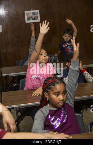 Grundschulkinder nehmen an einer Diskussion in einem Gemeindezentrum auf der Lower East Side von Manhattan, New York City, Teil. Stockfoto