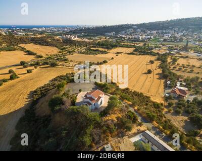 Antenne Vogelperspektive von Saint George Kapelle (parekklisi Agiou Georgiou) in Germasogia Gemeinde, Limassol, Zypern auf einem Hügel durch das Meer im Heu f Stockfoto