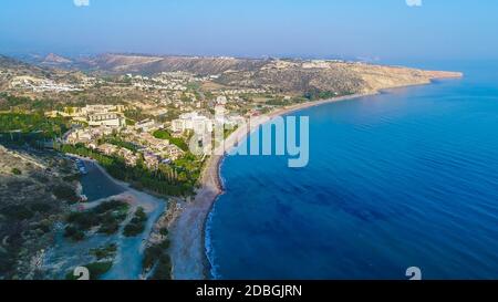 Aerial Vogelperspektive von Pissouri Bay, einer Siedlung zwischen Limassol und Paphos auf Zypern. Panoramablick auf die Küste, Strand, Hotel, Resort, Stockfoto