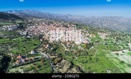 Antenne Blick aus der Vogelperspektive Wahrzeichen Reiseziel tal Pano Lefkara Dorf, Larnaca, Zypern. Keramische Fliesen- Haus Dächer, griechisch-orthodoxen Ch Stockfoto