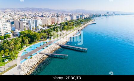 Luftaufnahme von Molos Promenade Park an der Küste von Limassol Stadtzentrum in Zypern. Aus der Vogelperspektive die Stege, Strand zu Fuß weg, Palmen, Stockfoto