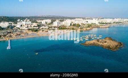 Vogelperspektive auf die Baumbucht Fig in Protaras, Paralimni, Famagusta, Zypern. Die berühmte Touristenattraktion Familie goldener Strand mit Booten, Stockfoto