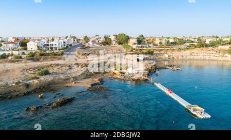 Vogelperspektive auf den Strand von Kapparis (Feuerwehrmann) in Protaras, Paralimni, Famagusta, Zypern. Die berühmte Touristenattraktion goldene sandige Kaparis Bucht Stockfoto