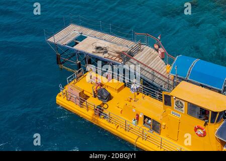 Ein gelbes Boot im Roten Meer Stockfoto