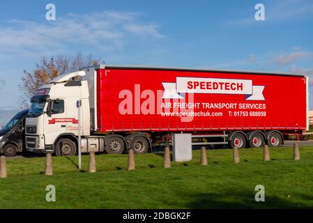 SpeedTech Air Freight Transport Services Curtainsider LKW-LKW-LKW-LKW auf der A30 vorbei am Flughafen Heathrow, London, Großbritannien. Sattelschlepper Stockfoto