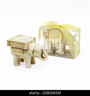 Ein Kerzenhalter in Form eines Elefanten, weißer Hintergrund Stockfoto