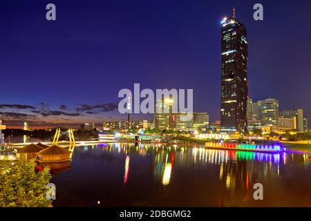 Wien Donaustadt Finanz- und Bussinen-Viertel und Donau Abendansicht, Hauptstadt von Österreich Stockfoto