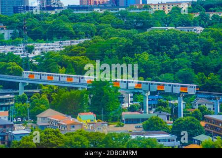 Tama-Einschienenbahn, die ein Wohngebiet führt. Aufnahmeort: Metropolregion Tokio Stockfoto