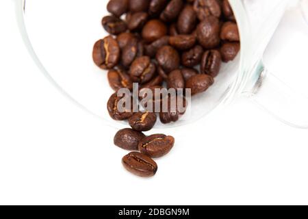 Makro-Aufnahme von Kaffeebohnen in einer Glasschale auf weißem Hintergrund Stockfoto