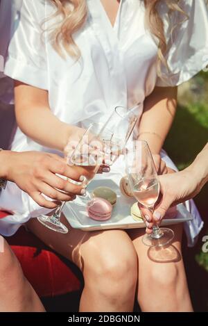 Porträt von drei Frauen im Bademantel klirrende Gläser mit Champagner Während Bräute Party Stockfoto